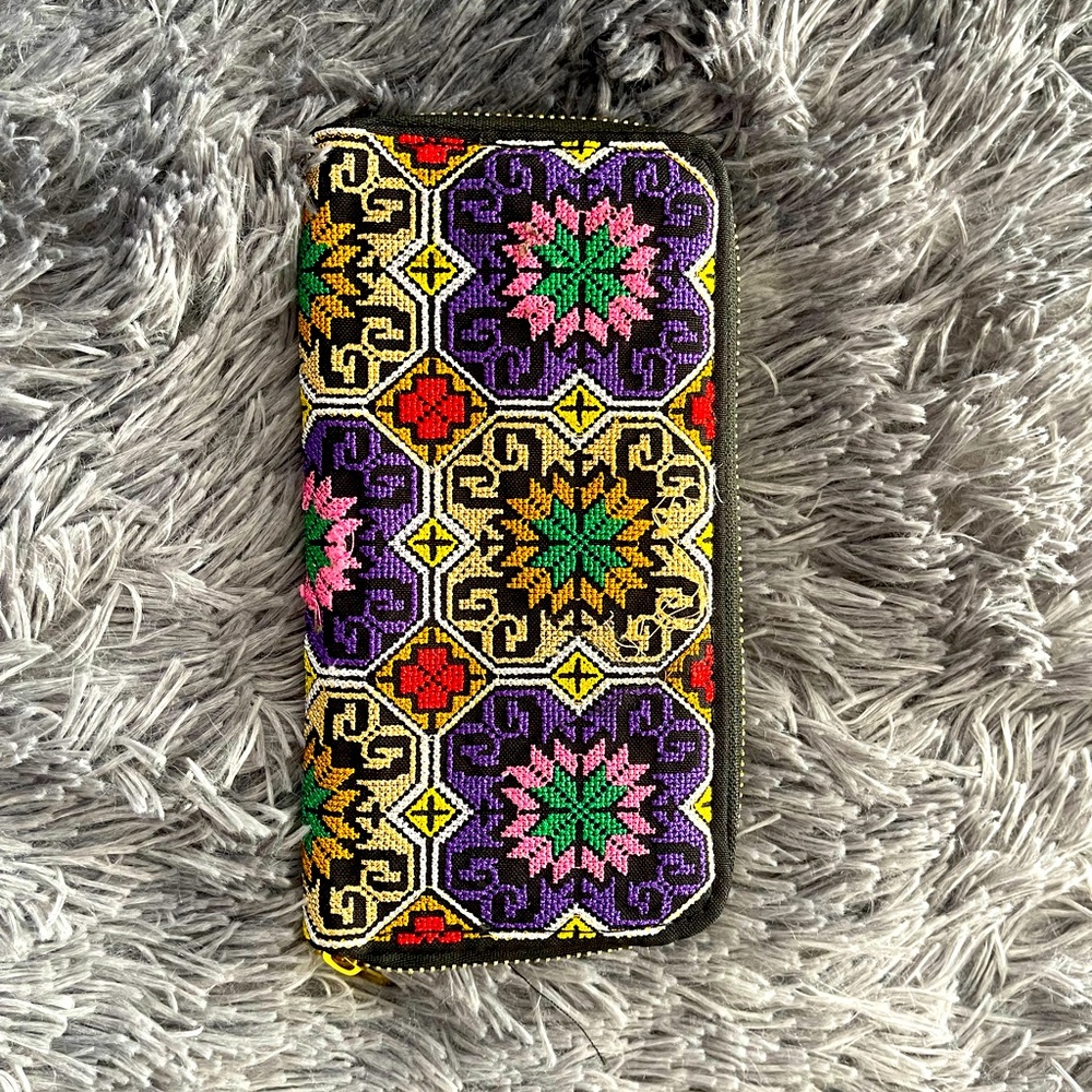Used women wallet with multiple pockets.